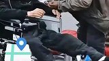流浪汉看轮椅老人可怜给他钱“装在兜里别掉了”