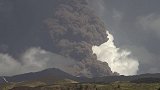意大利：埃特纳火山爆发，烟柱直冲云霄