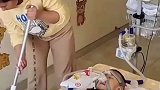 五岁的脊髓性肌萎缩症患病小孩
