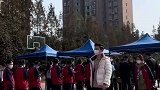 学生们排队在班主任身后，模仿他走路的样子