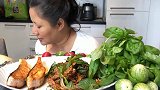 泰国大妈吃大餐，深海煎鱼配烤茄子和生茄子，真会吃