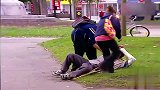 国外恶搞，路过女孩帮残疾人扶拐杖，残疾人竟摔倒碰瓷？