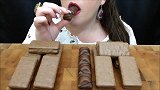 外国阿姨吃巧克力威化棒，酥酥脆脆又甜腻腻呀