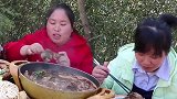 农村胖妹做斤牛骨火锅来解馋，但妹妹的一番话，让胖妹有点小尴尬