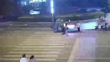 白车顶翻人行道行人，致使两人一死一伤