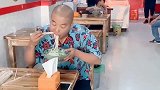 拿个纸巾也能吓到别人，是我长得太凶了吗