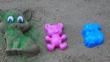 拿来3种颜色的动物模具，把沙子放进去做出小动物，学习认识颜色