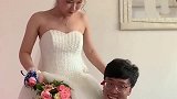 新郎抱新娘下床，不知道从哪下手，看的人都着急了！