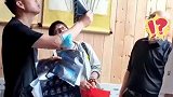 华西医院教授回家过节，满屋乡亲让他帮忙看病