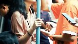 广州地铁上看到一对情侣，女生好漂亮
