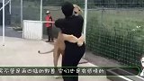 饲养员把狮子放回大自然，谁知几年后，小狮子竟找回路来看他