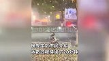 马路变“冰河”！甘肃临洮突降冰雹路面厚如积雪，行驶中车辆被迫停车