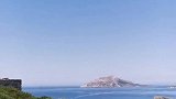 站着波塞冬神庙俯瞰爱琴海。