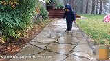 小宝宝第一次淋雨不停的瞎蹦哒 网友：不怕淋感冒？