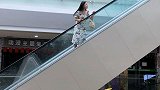 电梯停电，女子被困观光电梯数十小时，太奇葩了