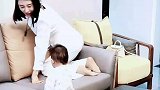 妈妈教八个月的宝宝下沙发