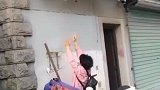 猫：主人快救我，我要掉下来了！