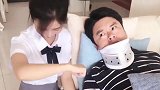 老爸脖子受伤了，终于可以放心大胆的整蛊他了