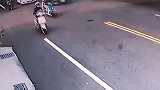 秒怂！黑车男拦停白车理论并打砸，白色车主暴怒疯狂追撞对方！