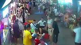 老人散步时发病晕倒，百余米长街30秒腾出救援通道