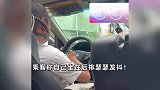 网约车司机一边开车一边剪指甲，双手离开方向盘，乘客瑟瑟发抖