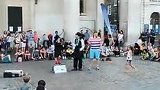 英国街边艺人，喜剧大师的模仿者，引来很多小朋友观看