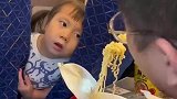 在车上吃泡面，前排小孩都要馋哭了