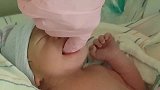 好可爱！刚出生15分钟的小宝宝哇哇大哭，手指一塞，立马安静了