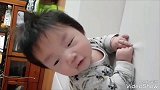 小宝宝第一次翻过身来，结果还对着妈妈笑嘻嘻，好萌！
