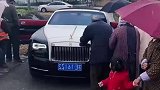 村口出现劳斯莱斯，村里的老人趴在上面观察