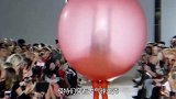模特们身穿气球走秀，走到一半气球泄气了，镜头记录全过程