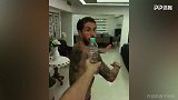 闪瞎我的眼！水爷红唇粉舌开瓶盖骚到爆