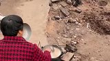 燃烧了多年的地火，村民在这烧水做饭，节省电费煤气，你怎么看