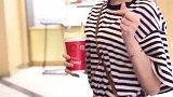 对笑容甜美的女生毫无抵抗力。小姐姐的条纹T恤很流行哦