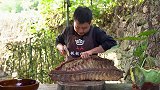 腊排骨跟土豆绝配，煮了两小时，香气四溢真够味，越吃越过瘾