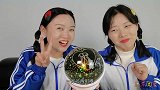 妹子开箱得“梦幻星空灯”，黑暗观赏五彩变幻，惊喜超逗乐