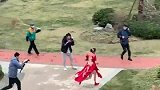 新娘为了避免伴郎们恶搞，下了婚车撒腿就跑，摄影师在后面狂追