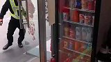 保安拿饮料不给钱？原因让人温暖！