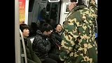 地铁上遇到个神经病，要把我打骨折，接下来一幕，实在无语了