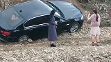 女司机开豪车回农村，没想到却开到山沟里面去了，只能打电话求助