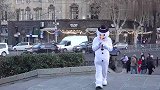 笑死人不偿命的恶搞，雪人吹喇叭整蛊路人，笑尿了