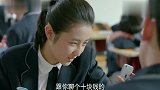 小宇真是区别对待,给琴琴一颗坚果朵朵就是一袋,不愧是青梅竹马