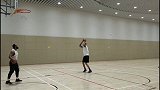 比斯利于香港球馆训练投篮 状态依旧积极备战下周比赛