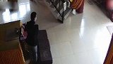 湖北武汉：男子盗窃寺庙香火钱 刚得手就被围