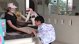 奶茶店整蛊老板娘，袖珍小哥买奶茶不封杯，结果竟然用这种方式喝
