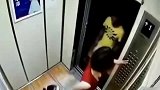 红裙女子乘坐电梯回家，陌生男子尾随动手，她拼力反抗！