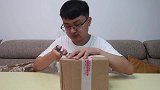 小伙试吃最近很火的黑蒜，据说吃了就会呕吐，真有这么难吃吗？