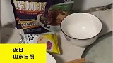 主人在厨房煮螺蛳粉，狗子闻味寻来兴奋地扒窗户