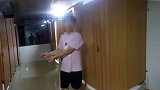 杭州一粉衣男潜入女厕偷拍 40分钟拍39张照片和7段视频