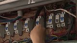 本以为自己用电太费 其实是家用电表连着红绿灯